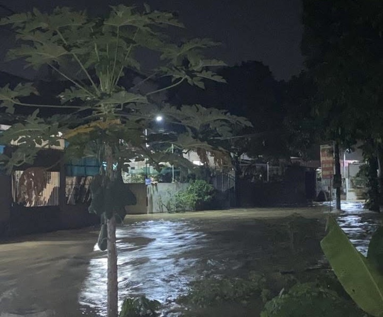 H&agrave; Nội: Người d&acirc;n v&ugrave;ng ven vật lộn với nước lũ d&acirc;ng cao, chờ cứu trợ- Ảnh 9.