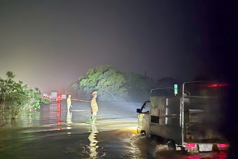 Nước lũ tr&agrave;n l&ecirc;n cao tốc, quốc lộ 3, CSGT khuyến c&aacute;o lộ tr&igrave;nh an to&agrave;n Th&aacute;i Nguy&ecirc;n - H&agrave; Nội- Ảnh 1.