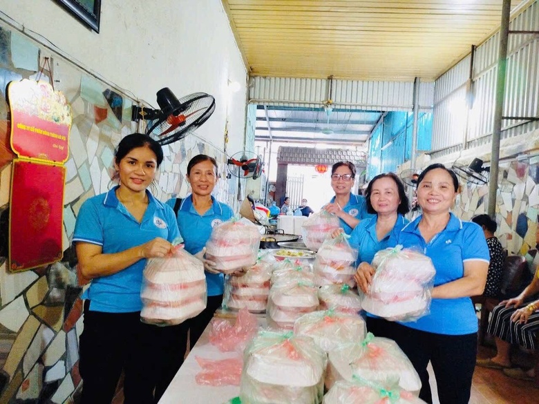 H&agrave; Nội: Người d&acirc;n v&ugrave;ng ven vật lộn với nước lũ d&acirc;ng cao, chờ cứu trợ- Ảnh 19.