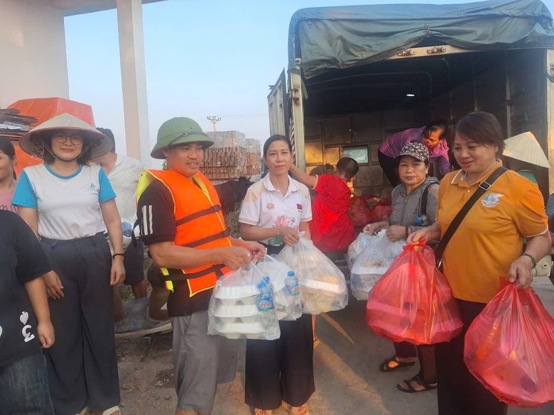 H&agrave; Nội: Người d&acirc;n v&ugrave;ng ven vật lộn với nước lũ d&acirc;ng cao, chờ cứu trợ- Ảnh 20.