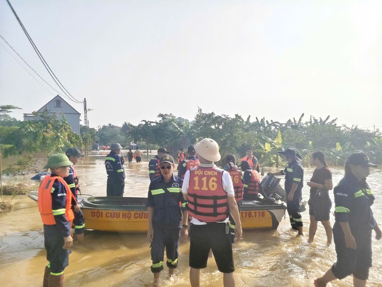 H&agrave; Nội: Người d&acirc;n v&ugrave;ng ven vật lộn với nước lũ d&acirc;ng cao, chờ cứu trợ- Ảnh 22.