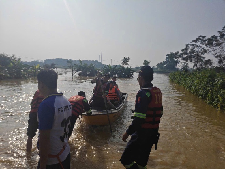 H&agrave; Nội: Người d&acirc;n v&ugrave;ng ven vật lộn với nước lũ d&acirc;ng cao, chờ cứu trợ- Ảnh 23.