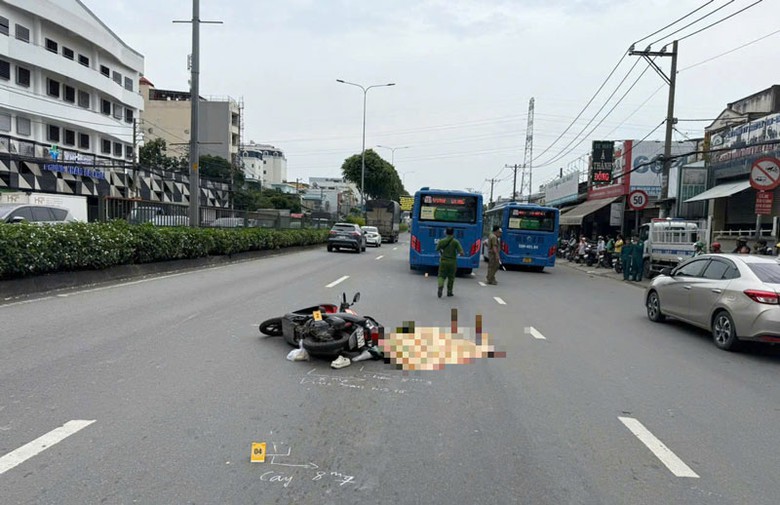 Hiện trường tai nạn khiến nữ sinh vi&ecirc;n tử vong tại chỗ.