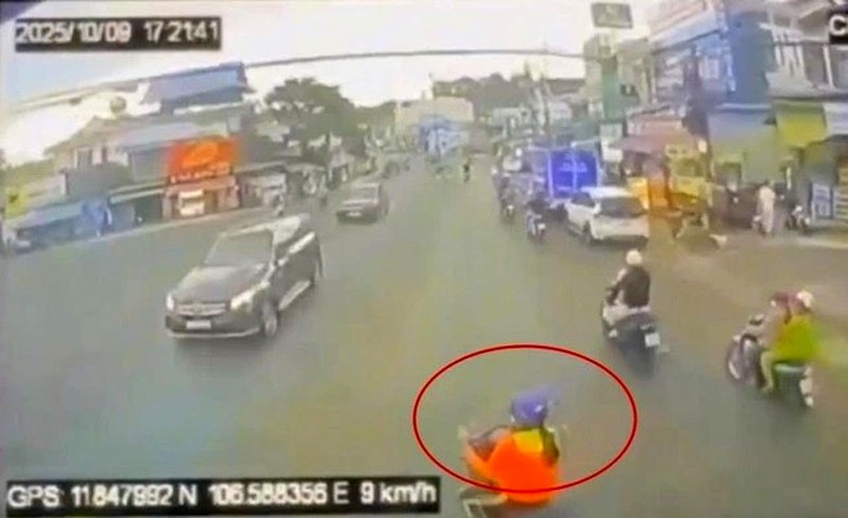 Người phụ nữ vượt l&ecirc;n ph&iacute;a trước xe đầu k&eacute;o trước khi vụ tai nạn xảy ra (Ảnh: cắt từ clip)