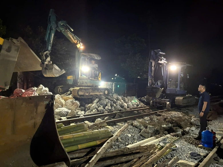 Xuy&ecirc;n đ&ecirc;m &ldquo;giải cứu&rdquo; tuyến đường sắt bị lũ cuốn ở Trung Gi&atilde;- Ảnh 4.