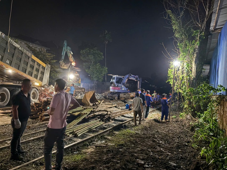 Xuy&ecirc;n đ&ecirc;m &ldquo;giải cứu&rdquo; tuyến đường sắt bị lũ cuốn ở Trung Gi&atilde;- Ảnh 3.
