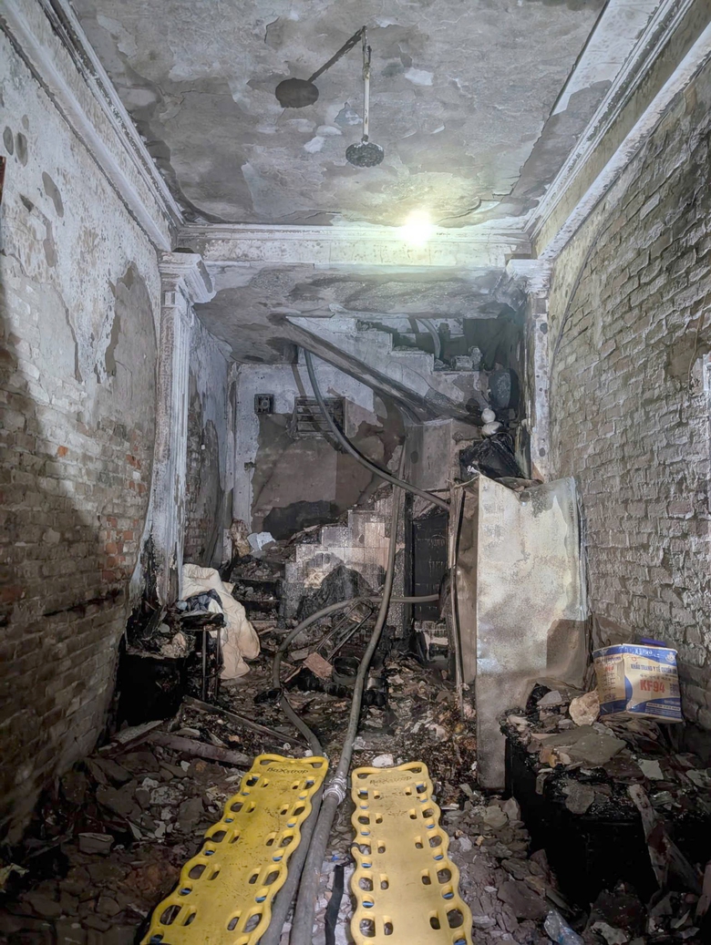 Vụ cháy 5 người chết ở Kim Hoa: Chủ tịch Hà Nội Trần Sỹ Thanh tới kiểm tra hiện trường- Ảnh 5. Vụ cháy 5 người chết ở Kim Hoa: Chủ tịch Hà Nội Trần Sỹ Thanh tới kiểm tra hiện trường- Ảnh 5.