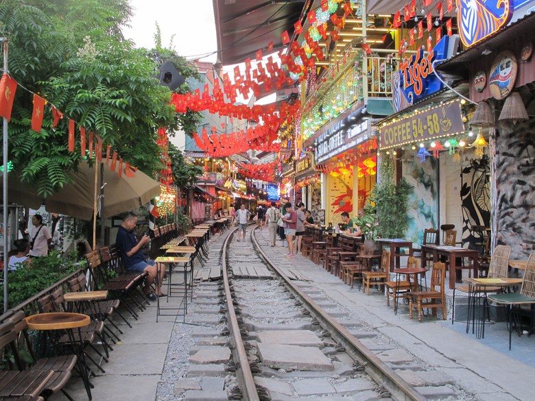 Cần th&ecirc;m thời gian v&agrave; nguồn lực để x&oacute;a h&agrave;ng ngh&igrave;n lối đi tự mở qua đường sắt- Ảnh 1.