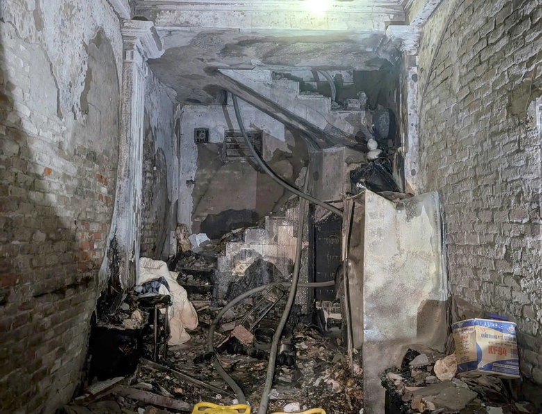 Vụ cháy 5 người chết ở Kim Hoa: Chủ tịch Hà Nội Trần Sỹ Thanh tới kiểm tra hiện trường- Ảnh 4. Vụ cháy 5 người chết ở Kim Hoa: Chủ tịch Hà Nội Trần Sỹ Thanh tới kiểm tra hiện trường- Ảnh 4.