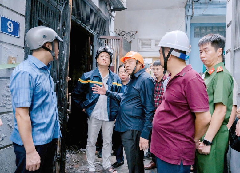 Vụ cháy 5 người chết ở Kim Hoa: Chủ tịch Hà Nội Trần Sỹ Thanh tới kiểm tra hiện trường- Ảnh 8. Vụ cháy 5 người chết ở Kim Hoa: Chủ tịch Hà Nội Trần Sỹ Thanh tới kiểm tra hiện trường- Ảnh 8.