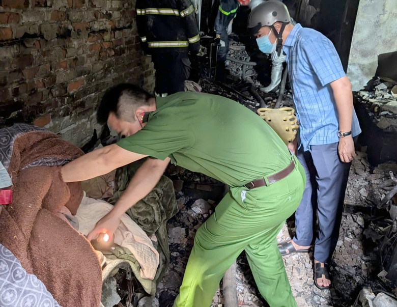 Vụ cháy 5 người chết ở Kim Hoa: Chủ tịch Hà Nội Trần Sỹ Thanh tới kiểm tra hiện trường- Ảnh 6. Vụ cháy 5 người chết ở Kim Hoa: Chủ tịch Hà Nội Trần Sỹ Thanh tới kiểm tra hiện trường- Ảnh 6.