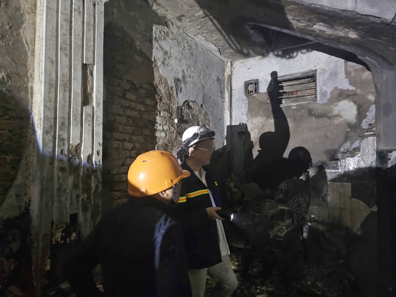 Vụ cháy 5 người chết ở Kim Hoa: Chủ tịch Hà Nội Trần Sỹ Thanh tới kiểm tra hiện trường- Ảnh 3. Vụ cháy 5 người chết ở Kim Hoa: Chủ tịch Hà Nội Trần Sỹ Thanh tới kiểm tra hiện trường- Ảnh 3.