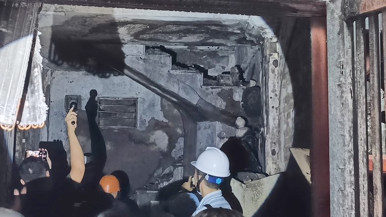 Vụ cháy 5 người chết ở Kim Hoa: Chủ tịch Hà Nội Trần Sỹ Thanh tới kiểm tra hiện trường- Ảnh 7. Vụ cháy 5 người chết ở Kim Hoa: Chủ tịch Hà Nội Trần Sỹ Thanh tới kiểm tra hiện trường- Ảnh 7.