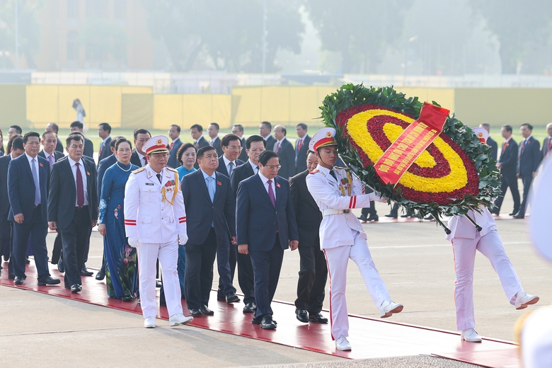 Đoàn đại biểu dự Đại hội Đảng bộ Chính phủ vào Lăng viếng Chủ tịch Hồ Chí Minh- Ảnh 1. Đoàn đại biểu dự Đại hội Đảng bộ Chính phủ vào Lăng viếng Chủ tịch Hồ Chí Minh- Ảnh 1.
