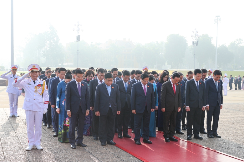 Đoàn đại biểu dự Đại hội Đảng bộ Chính phủ vào Lăng viếng Chủ tịch Hồ Chí Minh- Ảnh 2. Đoàn đại biểu dự Đại hội Đảng bộ Chính phủ vào Lăng viếng Chủ tịch Hồ Chí Minh- Ảnh 2.