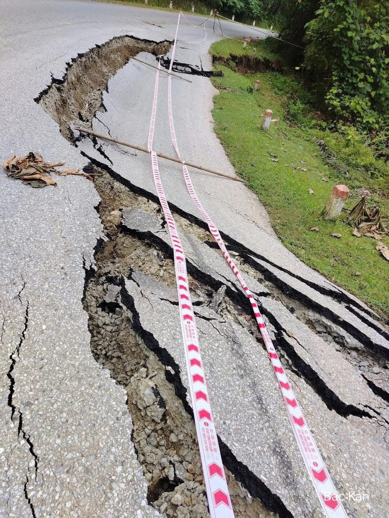Th&aacute;i Nguy&ecirc;n: Sạt ta luy &acirc;m, mặt đường ĐT258 sụt l&uacute;n k&eacute;o d&agrave;i, tiềm ẩn tai nạn giao th&ocirc;ng- Ảnh 1.