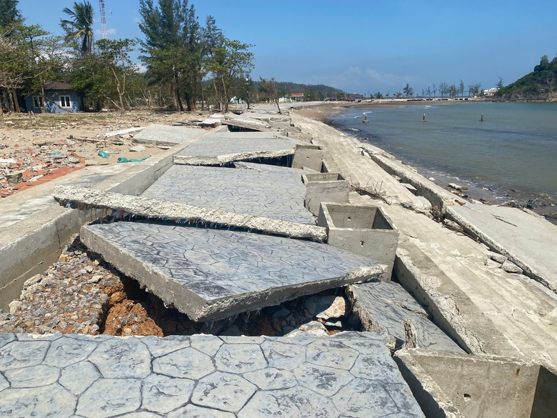 Nghệ An: Nhiều công trình đê kè, hồ đập thủy lợi hư hại nặng sau bão số 10- Ảnh 3. Nghệ An: Nhiều công trình đê kè, hồ đập thủy lợi hư hại nặng sau bão số 10- Ảnh 3.