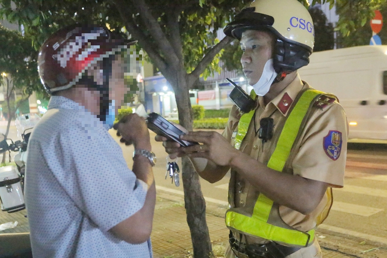 Ng&agrave;y đầu kiểm tra nồng độ cồn ở TP.HCM: 570 t&agrave;i xế &ldquo;ma men&rdquo; bị lập bi&ecirc;n bản- Ảnh 1.