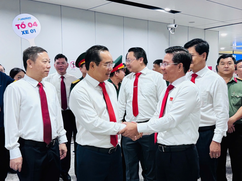 Bí thư Thành ủy TP.HCM tham quan tuyến metro số 1- Ảnh 2. Bí thư Thành ủy TP.HCM tham quan tuyến metro số 1- Ảnh 2.