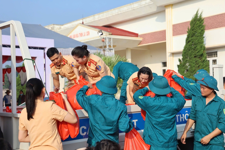 CSGT H&agrave; Nội lội nước dọn nh&agrave;, tiếp tế lương thực cho người d&acirc;n v&ugrave;ng ngập- Ảnh 6.