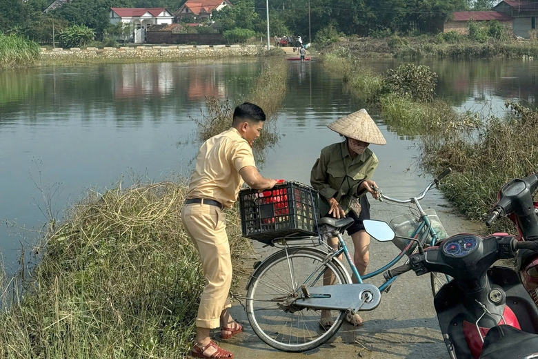 CSGT H&agrave; Nội lội nước dọn nh&agrave;, tiếp tế lương thực cho người d&acirc;n v&ugrave;ng ngập- Ảnh 4.