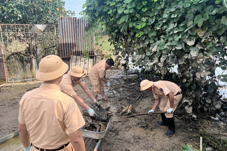CSGT H&agrave; Nội lội nước dọn nh&agrave;, tiếp tế lương thực cho người d&acirc;n v&ugrave;ng ngập- Ảnh 8.