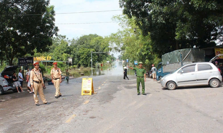 Nhiều quốc lộ, tỉnh lộ ở Bắc Ninh vẫn ngập s&acirc;u, lực lượng chức năng ứng trực đảm bảo ATGT- Ảnh 2.
