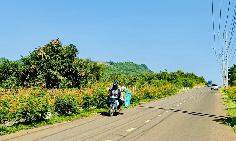 Người dân hiến hàng trăm nghìn mét vuông đất mở đường xây dựng nông thôn mới- Ảnh 2. Người dân hiến hàng trăm nghìn mét vuông đất mở đường xây dựng nông thôn mới- Ảnh 2.