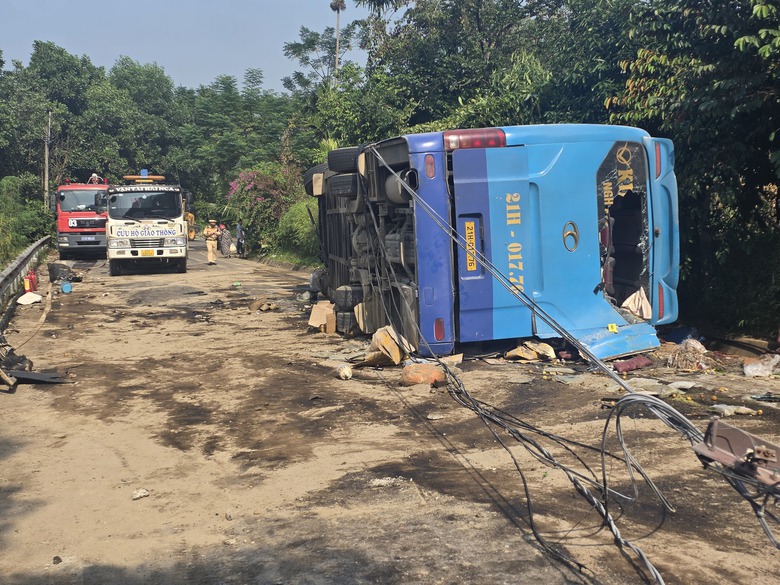 L&agrave;o Cai: Xe giường nằm mất l&aacute;i lao v&agrave;o taluy, 3 h&agrave;nh kh&aacute;ch tử vong, 14 người bị thương- Ảnh 1.