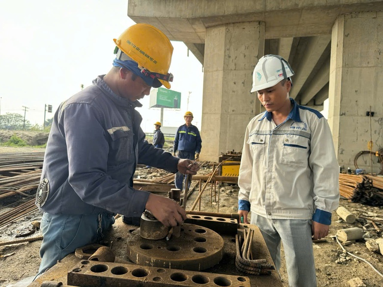 Giữ nhịp thi đua &ldquo;vượt nắng thắng mưa&rdquo; tr&ecirc;n c&ocirc;ng trường cao tốc Cao Bồ - Mai Sơn- Ảnh 1.