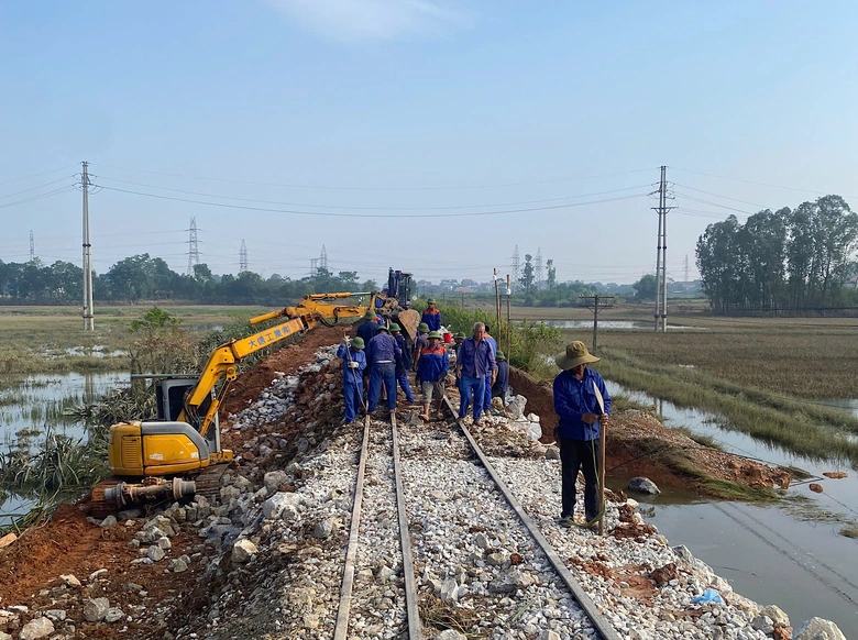 Đ&atilde; th&ocirc;ng tuyến đường sắt H&agrave; Nội - Th&aacute;i Nguy&ecirc;n sau sự cố sạt lở do mưa lũ- Ảnh 1.
