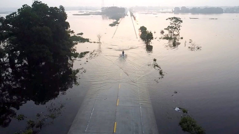 Nhiều quốc lộ, tỉnh lộ ở Bắc Ninh vẫn ngập s&acirc;u, lực lượng chức năng ứng trực đảm bảo ATGT- Ảnh 1.