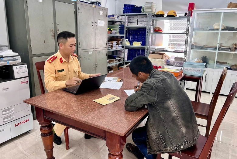 Chở nhiều bi cống khổ lớn kh&ocirc;ng chằng buộc, t&agrave;i xế bị phạt h&agrave;ng chục triệu- Ảnh 1.