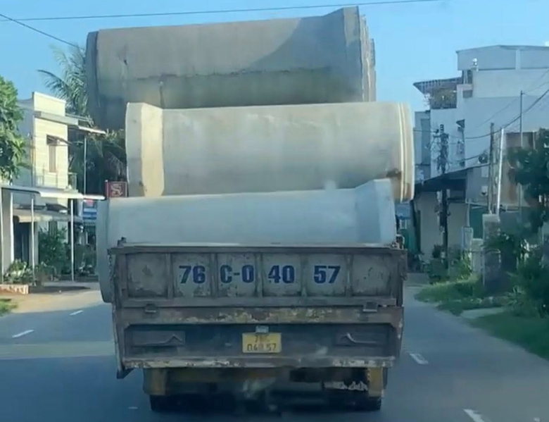 Chở nhiều bi cống khổ lớn kh&ocirc;ng chằng buộc, t&agrave;i xế bị phạt h&agrave;ng chục triệu- Ảnh 2.