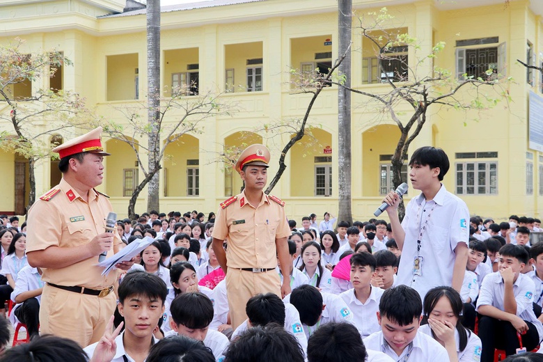 Tuyên truyền an toàn giao thông học đường: "Tốt phòng, hơn cố chống"- Ảnh 2. Tuyên truyền an toàn giao thông học đường: "Tốt phòng, hơn cố chống"- Ảnh 2.