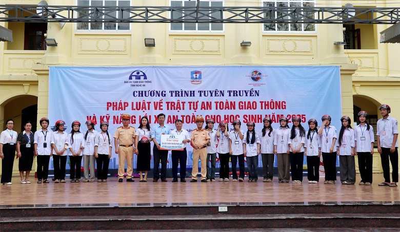 Tuyên truyền an toàn giao thông học đường: "Tốt phòng, hơn cố chống"- Ảnh 1. Tuyên truyền an toàn giao thông học đường: "Tốt phòng, hơn cố chống"- Ảnh 1.