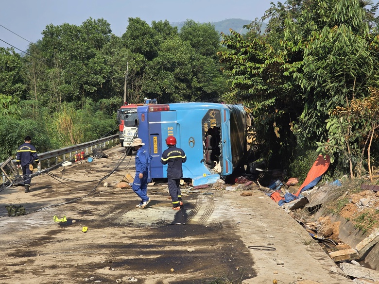 Tai nạn ở L&agrave;o Cai 3 người tử vong, 14 người bị thương: Xe kh&aacute;ch c&oacute; c&ograve;n hạn đăng kiểm?- Ảnh 1.