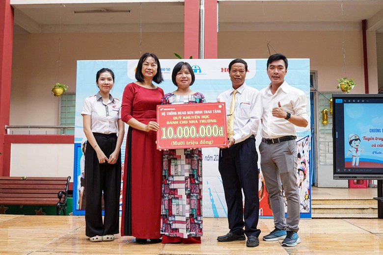 Trao tặng mũ bảo hiểm cho h&agrave;ng trăm học sinh trường Tiểu học V&otilde; Văn H&aacute;t (TP.HCM)- Ảnh 2.