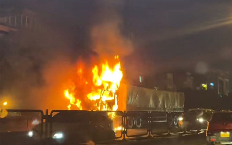 Ngọn lửa bốc l&ecirc;n từ phần cabin xe đầu k&eacute;o.