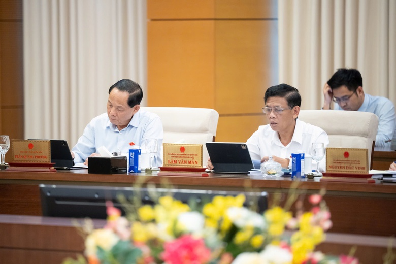 Siết quản l&yacute; đất hiếm - kho&aacute;ng sản chiến lược trong sản xuất xe điện, drone- Ảnh 2.
