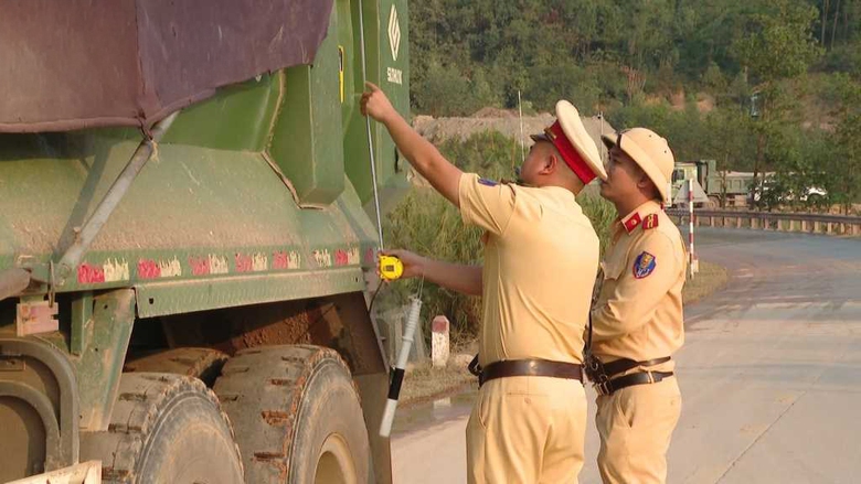 Quảng Ninh: Siết chặt quản lý xe chở vật liệu xây dựng, lập lại trật tự an toàn giao thông- Ảnh 1. Quảng Ninh: Siết chặt quản lý xe chở vật liệu xây dựng, lập lại trật tự an toàn giao thông- Ảnh 1.