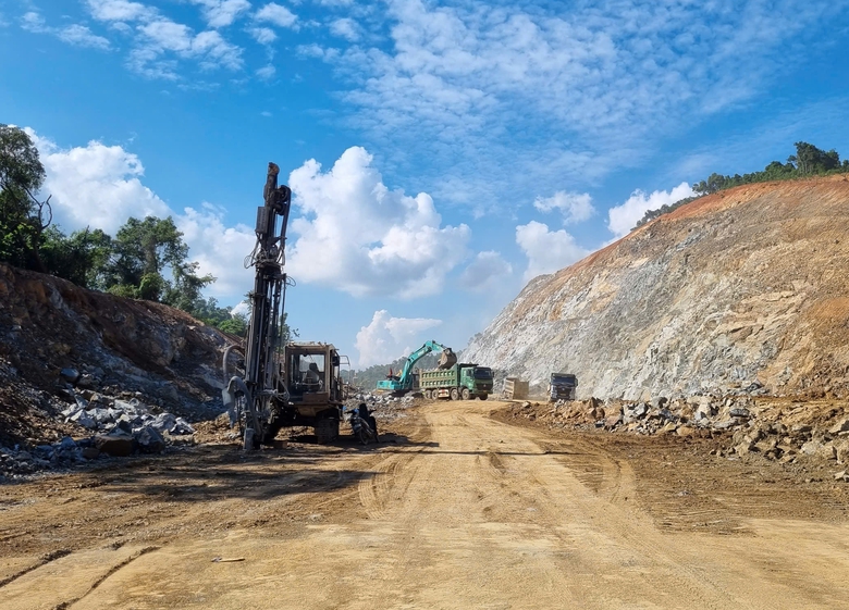 Quyết đưa cao tốc Ho&agrave;i Nhơn - Quy Nhơn c&aacute;n đ&iacute;ch v&agrave;o giữa th&aacute;ng 12- Ảnh 1.