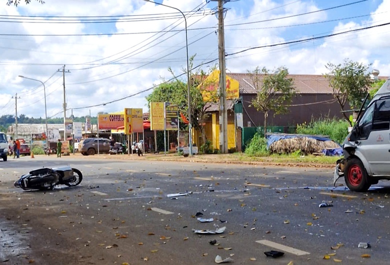 Th&ecirc;m một nạn nh&acirc;n tử vong trong vụ TNGT giữa &ocirc; t&ocirc; v&agrave; xe m&aacute;y ở Đắk Lắk- Ảnh 1.
