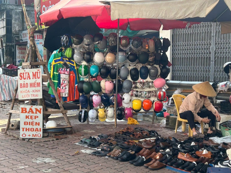 Nguy hiểm r&igrave;nh rập khi mũ bảo hiểm "đội cho c&oacute;", để đối ph&oacute;- Ảnh 1.