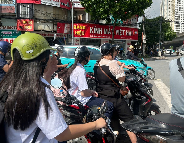 Nguy hiểm r&igrave;nh rập khi mũ bảo hiểm "đội cho c&oacute;", để đối ph&oacute;- Ảnh 2.