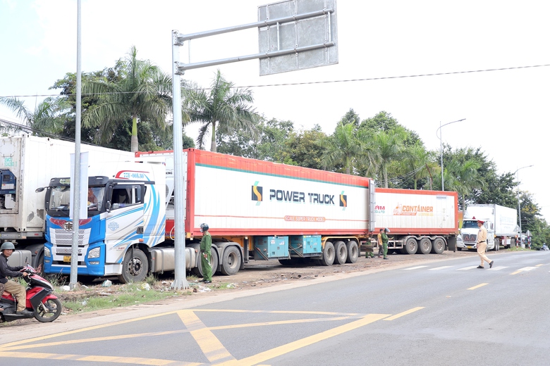 Đắk Lắk: CSGT tăng cường xử l&yacute; xe container chở sầu ri&ecirc;ng đậu đỗ tr&aacute;i ph&eacute;p tr&ecirc;n quốc lộ 26- Ảnh 2.