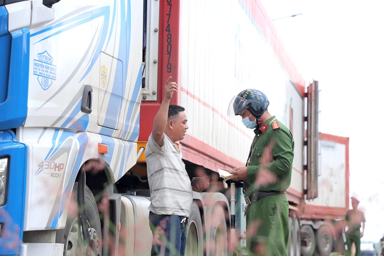 Đắk Lắk: CSGT tăng cường xử l&yacute; xe container chở sầu ri&ecirc;ng đậu đỗ tr&aacute;i ph&eacute;p tr&ecirc;n quốc lộ 26- Ảnh 8.