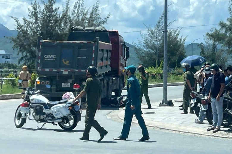 Hiện trường vụ tai nạn khiến một thiếu nữ tử vong tại chỗ.