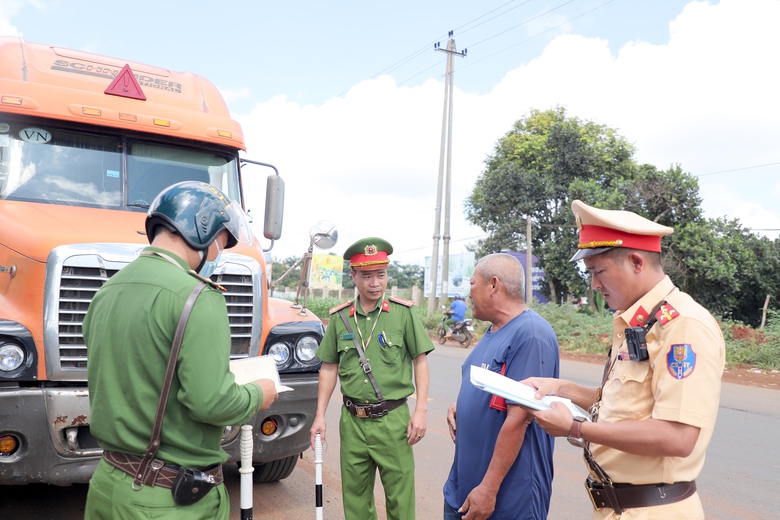 Đắk Lắk: CSGT tăng cường xử l&yacute; xe container chở sầu ri&ecirc;ng đậu đỗ tr&aacute;i ph&eacute;p tr&ecirc;n quốc lộ 26- Ảnh 4.