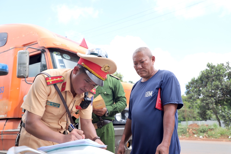 Đắk Lắk: CSGT tăng cường xử l&yacute; xe container chở sầu ri&ecirc;ng đậu đỗ tr&aacute;i ph&eacute;p tr&ecirc;n quốc lộ 26- Ảnh 5.